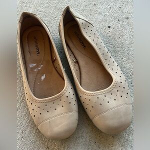 White Mt neutral Ballet Flat Size 7
